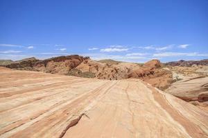 céu azul atrás de uma rocha de arenito colorida no deserto foto