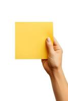 uma humano mão segurando uma em branco Folha do amarelo papel ou cartão isolado em branco fundo. ai gerado foto