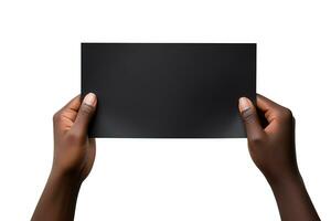 uma humano mão segurando uma em branco Folha do Preto papel ou cartão isolado em branco fundo. ai gerado foto