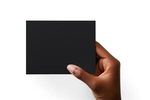 uma humano mão segurando uma em branco Folha do Preto papel ou cartão isolado em branco fundo. ai gerado foto