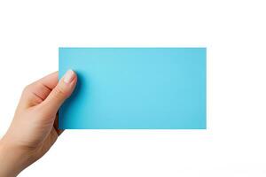 uma humano mão segurando uma em branco Folha do azul papel ou cartão isolado em branco fundo. ai gerado foto