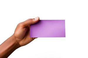 uma humano mão segurando uma em branco Folha do roxa papel ou cartão isolado em uma branco fundo. ai gerado foto