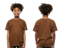 frente e costas Visualizações do uma pequeno Garoto vestindo uma Castanho camiseta. ai gerado foto