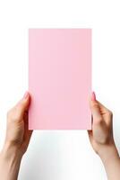 uma humano mão segurando uma em branco Folha do Rosa papel ou cartão isolado em uma branco fundo. ai gerado foto