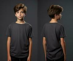 frente e costas Visualizações do uma pequeno Garoto vestindo uma cinzento camiseta. ai gerado foto