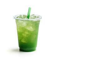 verde beber dentro uma plástico copo isolado em uma branco fundo. levar longe bebidas conceito com cópia de espaço. ai gerado foto