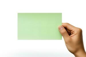 uma humano mão segurando uma em branco Folha do verde papel ou cartão isolado em uma branco fundo. ai gerado foto