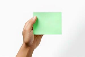 uma humano mão segurando uma em branco Folha do verde papel ou cartão isolado em uma branco fundo. ai gerado foto