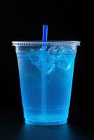 azul beber dentro uma plástico copo isolado em uma Preto fundo. levar longe bebidas conceito. ai gerado foto