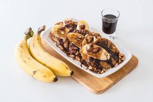panqueca de amêndoa e banana com calda de chocolate foto