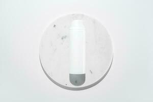 face limpador espuma em mármore círculo branco fundo foto