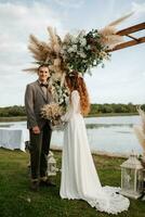 Casamento cerimônia do a recém-casados dentro uma país chalé foto