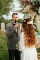 Casamento cerimônia do a recém-casados dentro uma país chalé foto