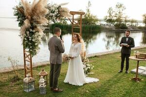 Casamento cerimônia do a recém-casados dentro uma país chalé foto