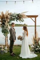 Casamento cerimônia do a recém-casados dentro uma país chalé foto