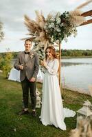 Casamento cerimônia do a recém-casados dentro uma país chalé foto