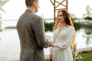 Casamento cerimônia do a recém-casados dentro uma país chalé foto