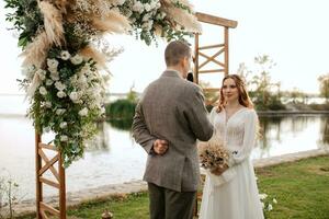 Casamento cerimônia do a recém-casados dentro uma país chalé foto