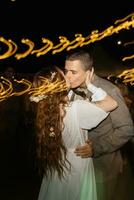 a primeira dança do casamento dos noivos foto