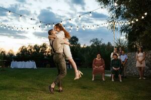 a primeira dança do casamento dos noivos foto