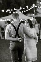 a primeira dança do casamento dos noivos foto