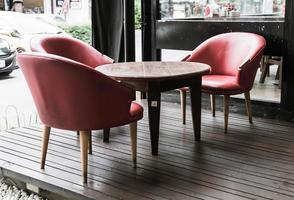 cadeira e mesa vermelhas no café - filtro de efeito vintage foto