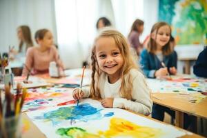 crianças pintura com aquarelas às escola foto