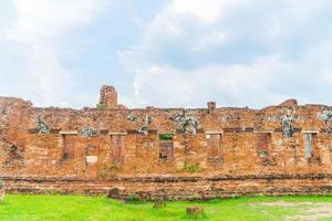 bela arquitetura antiga histórica de Ayutthaya na Tailândia - impulsione o estilo de processamento de cores foto