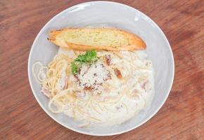 espaguete à carbonara no prato - comida italiana foto