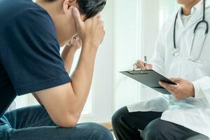 homem com mental saúde problemas é consultando. psiquiatra é gravação a pacientes condição para tratamento. encorajamento, amor e família problema, bipolar , depressão paciente, proteger suicídio foto