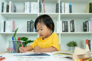 feliz Ásia crianças jogando Aprendendo pintura em papel. atividade, desenvolvimento, iq, equação, meditação, cérebro, músculos, essencial habilidades, família tendo Diversão gastos Tempo junto. feriado foto