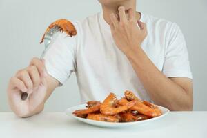 Comida alergias, homens ter reações comichão e vermelhidão depois de comendo camarão, frutos do mar alergia, coceira, irritação na pele, abdominal dor, diarréia, peito aperto, inconsciência, morte, forte evitar alergias foto