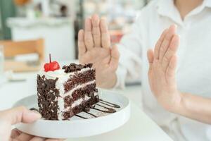 fino fêmea corpo confundir chocolate bolo. mulher dentro restaurante atinge peso perda objetivo para saudável vida, louco sobre magreza, fino cintura, nutricionista. dieta, corpo forma. foto