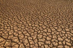 a terra com terra seca e grama coberta pelo aquecimento global foto