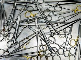 close-up de instrumentos cirúrgicos em preto e branco foto