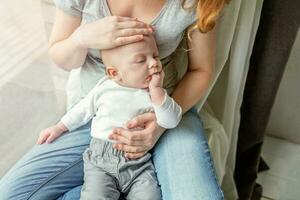 jovem mãe segurando dela recém-nascido criança foto