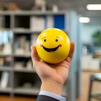 trabalhador mão segurando uma amarelo sorridente emoji bola, ai generativo foto