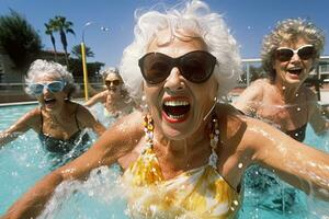 ativo Senior mulher fazendo água às a ao ar livre natação piscina, foto