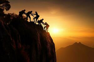 trabalho em equipe escalada ajudando em topo do penhasco às pôr do sol , generativo ai foto