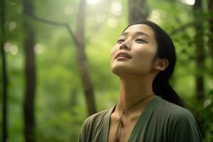 mulher relaxado respiração fresco ar dentro uma verde floresta às natural , generativo ai. foto