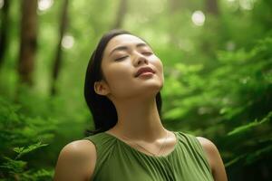 mulher relaxado respiração fresco ar dentro uma verde floresta às natural , generativo ai. foto