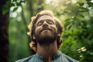 uma homem relaxado respiração fresco ar dentro uma verde floresta às natural , generativo ai. foto