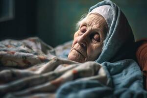 velho anos mulher paciente dormindo em cama dentro hospital ala. saúde Cuidado , generativo ai. foto