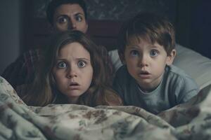 família assistindo uma Horror filme quarto às casa, generativo ai. foto