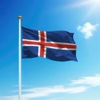 acenando bandeira do Islândia em mastro de bandeira com céu fundo. foto