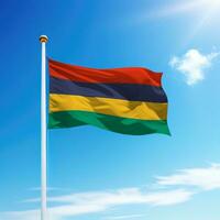 acenando bandeira do Maurícia em mastro de bandeira com céu fundo. foto