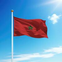 acenando bandeira do Marrocos em mastro de bandeira com céu fundo. foto