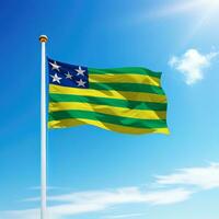 acenando bandeira do goias é uma Estado do Brasil em mastro de bandeira foto