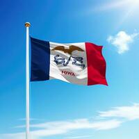 acenando bandeira do iowa é uma Estado do Unidos estados em mastro de bandeira foto