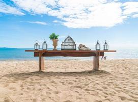 mesa de jantar na praia com céu azul foto